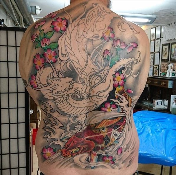 Diseño de tatuajes de dragón en la espalda completa para hombres