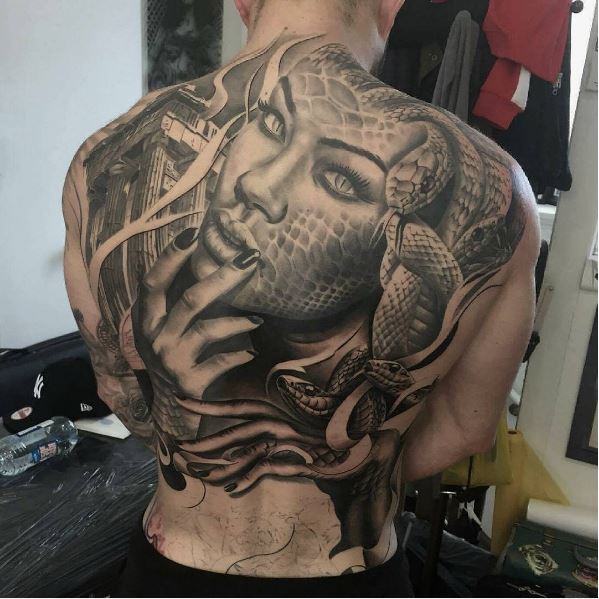 Diseño de tatuajes de serpiente de tamaño completo en la espalda