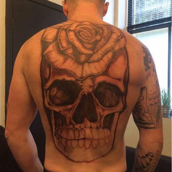 Diseño de tatuajes en la espalda simple para hombres