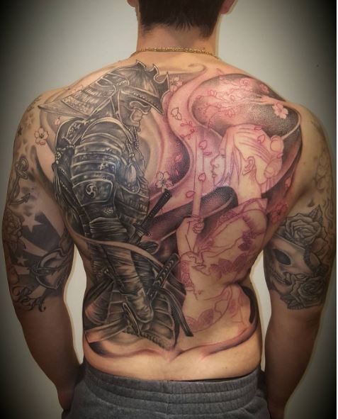 Diseño e idea de tatuajes de espalda completa de guerrero