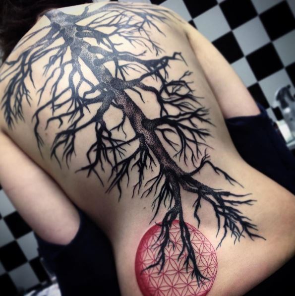 Diseño de tatuajes de árboles en la espalda completa para hombres