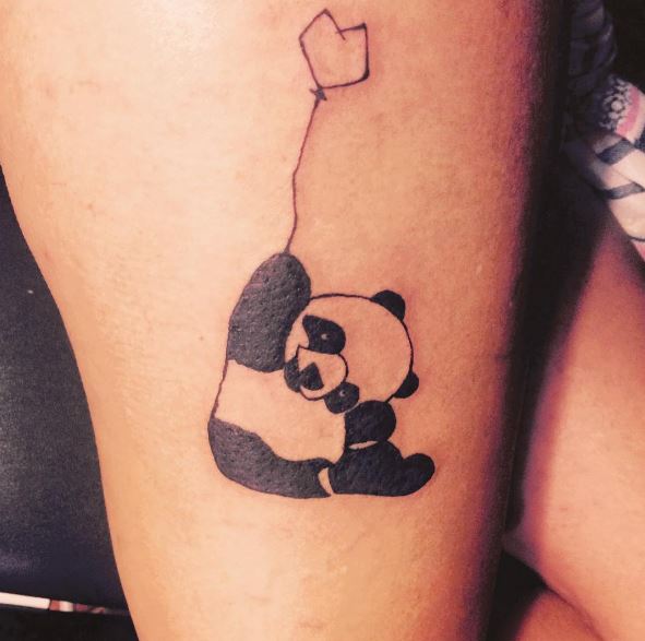 Impresionante diseño de tatuajes de panda en el muslo