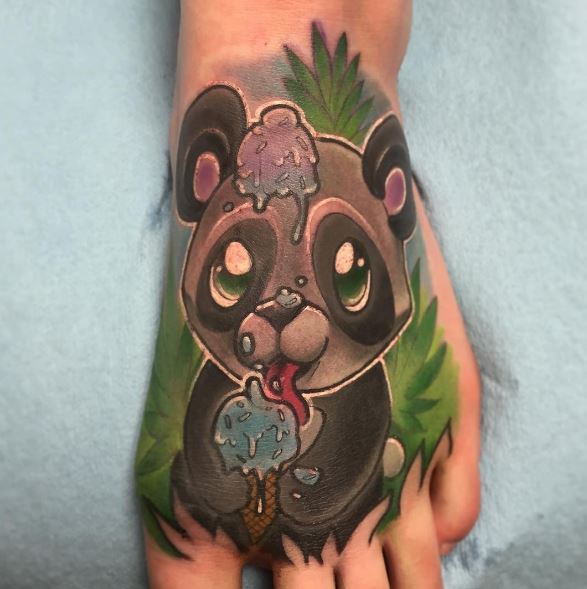 Diseño de tatuajes de bebé panda colorido a pie
