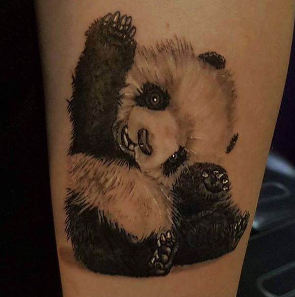 Lindo diseño de tatuajes de panda pequeño en las manos
