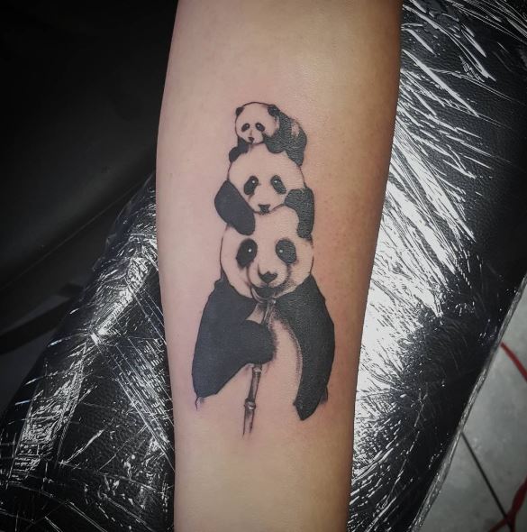 El diseño de tatuajes de panda más hermoso en los brazos