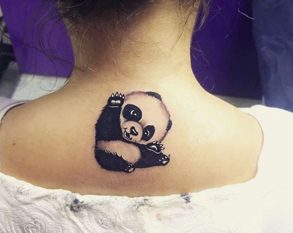Diseño de tatuajes de bebé panda para mujeres en la parte trasera