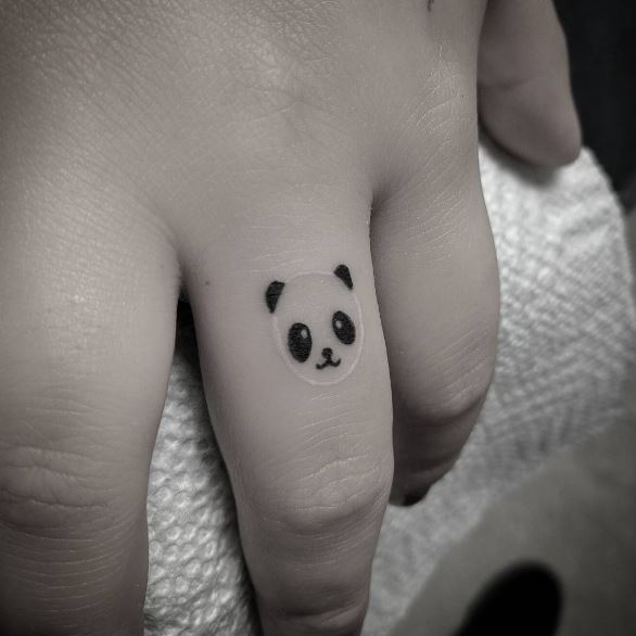 Diseño de tatuajes de cara de panda en los dedos