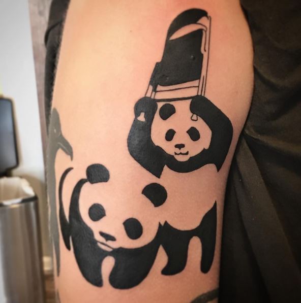 Diseño de tatuajes de panda en bíceps