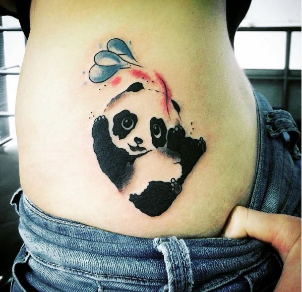 Diseño de tatuajes de panda en la caja torácica