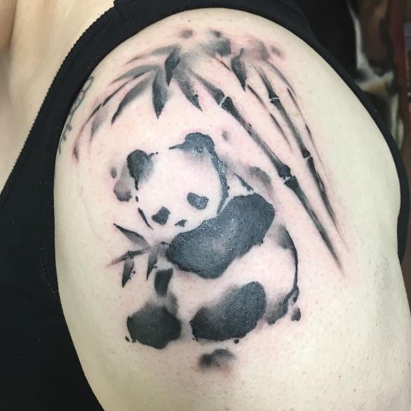 Diseño de tatuajes de panda en el hombro