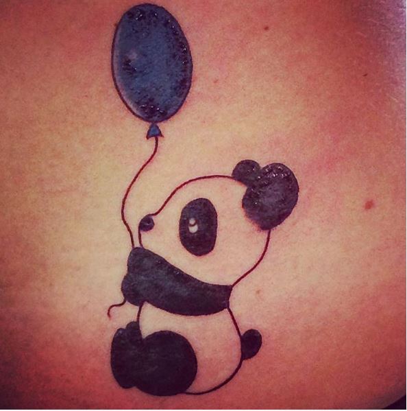Diseño de tatuajes de panda en el estómago