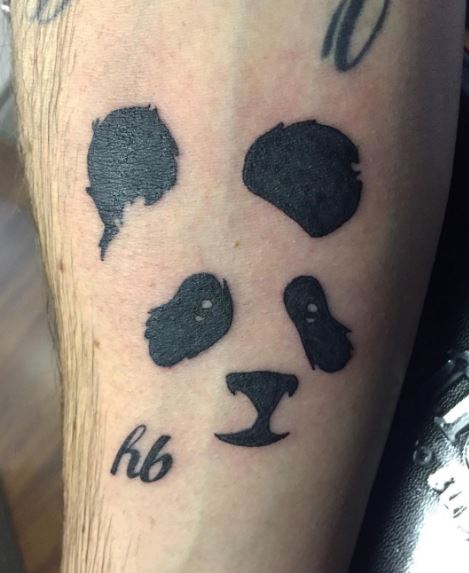 Diseño simple de tatuajes de panda en la pantorrilla