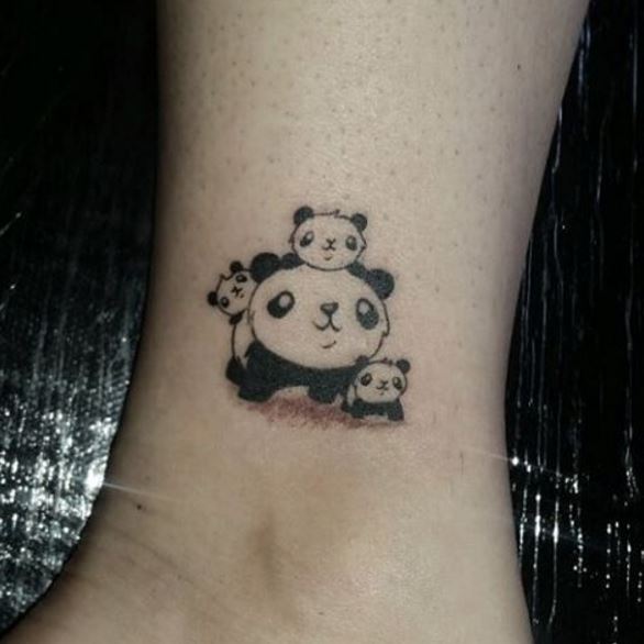 Pequeños Tatuajes De Familia De Panda Fotos