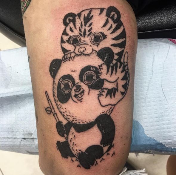 Diseño de tatuajes de tigre y panda en las manos