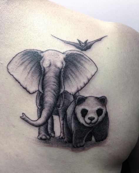 Diseño de tatuajes de elefante y panda de animal salvaje en la parte posterior