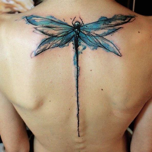 Tatuaje de vid de libélula capturada