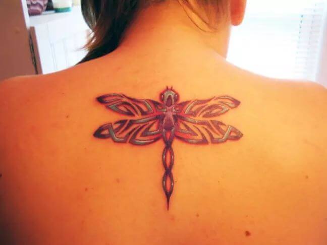 Hermoso diseño de tatuajes de libélula en la parte superior trasera