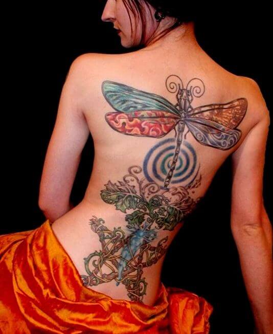 Tatuaje colorido de libélula para niña