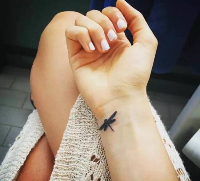 Diseño de tatuajes de libélula en las manos
