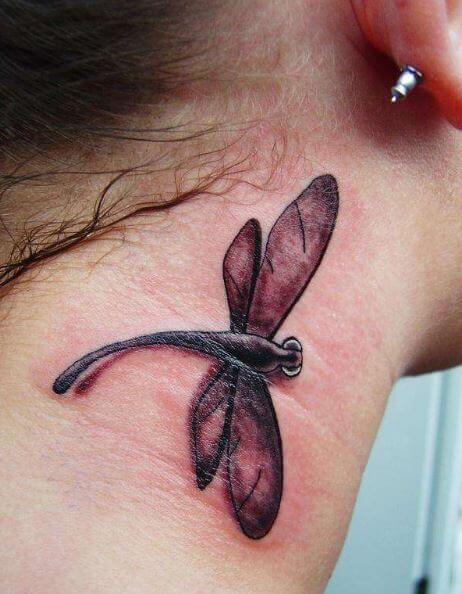 Diseño de tatuajes de libélula en la parte posterior del cuello