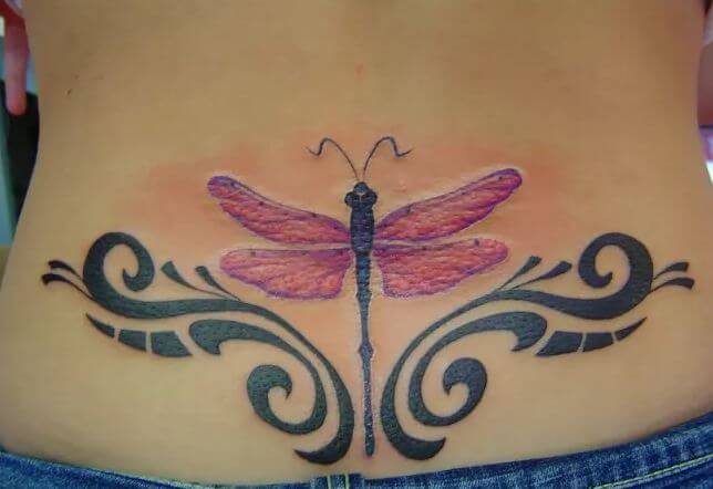 Diseño de tatuajes de libélula en la parte inferior de la espalda para niñas
