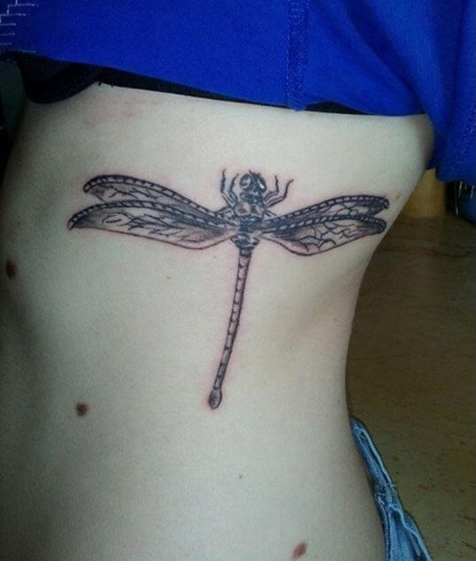 Tatuaje de libélula en las costillas