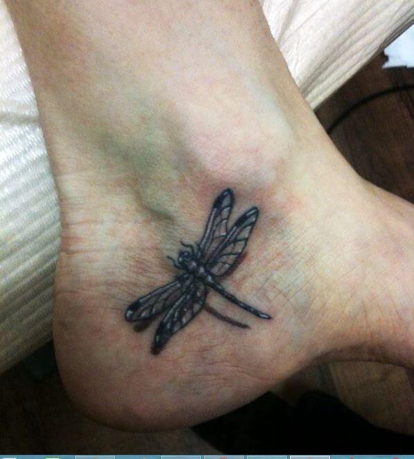 Tatuaje de libélula en el tobillo