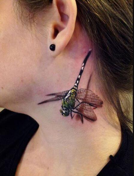 Tatuaje de libélula en el cuello