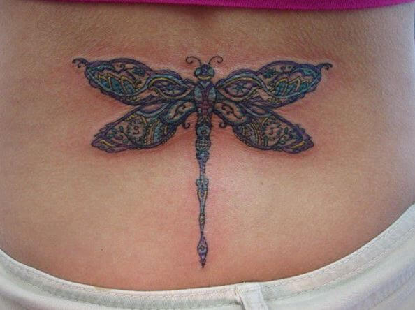 Diseño de tatuajes de libélula en la parte inferior de la espalda