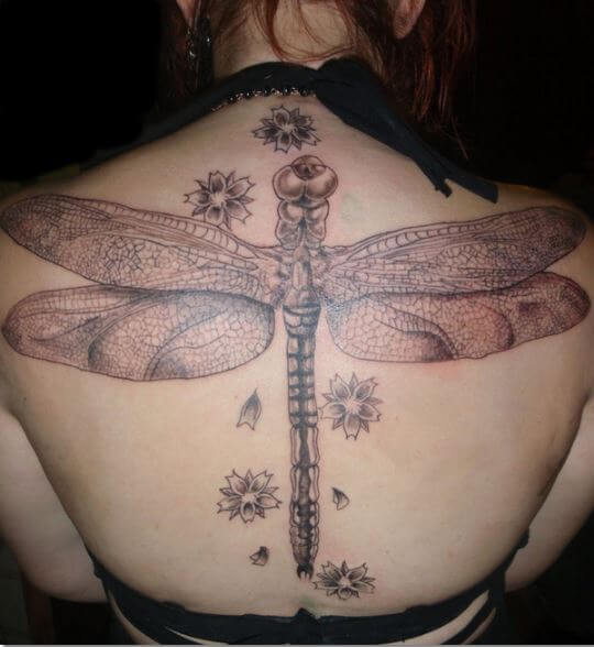 Tatuajes de libélulas para mujeres