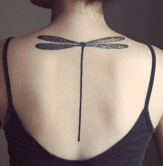 Diseño de tatuajes de libélula en la espalda completa