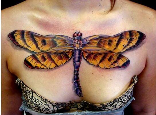 Tatuajes de libélula de color amarillo en el pecho