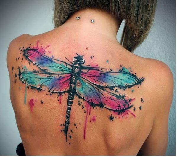 Tatuaje de libélula en acuarela para mujer