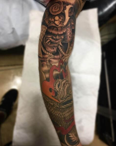 Tatuaje de samurái en el brazo 20