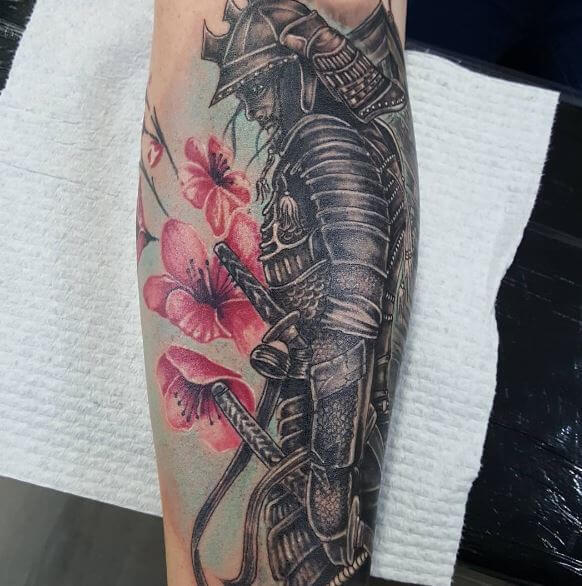 Tatuaje de samurái en el brazo 19