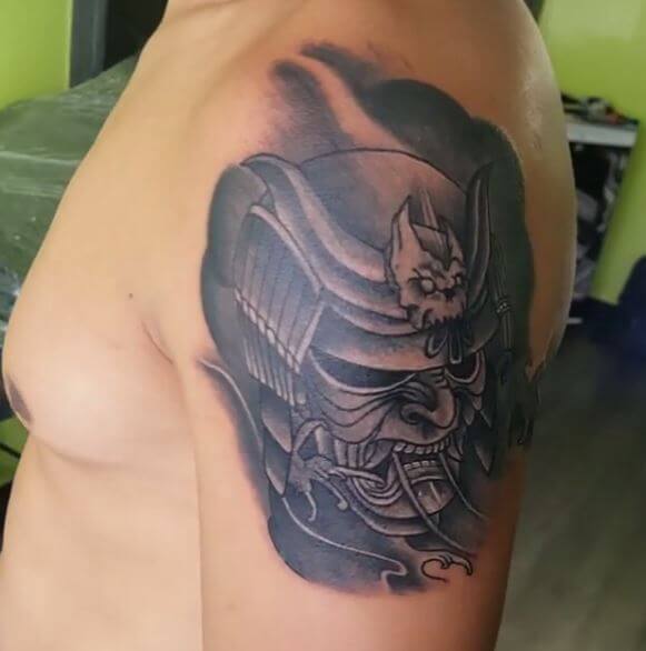 Tatuaje de samurái en el brazo 11