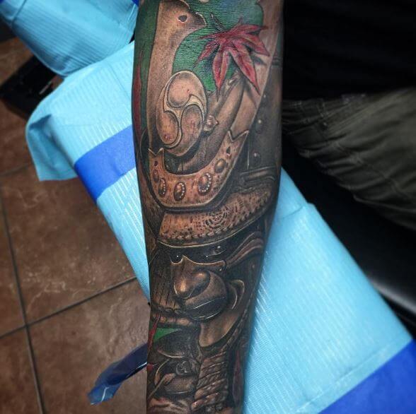 Tatuaje de samurái en el brazo 13