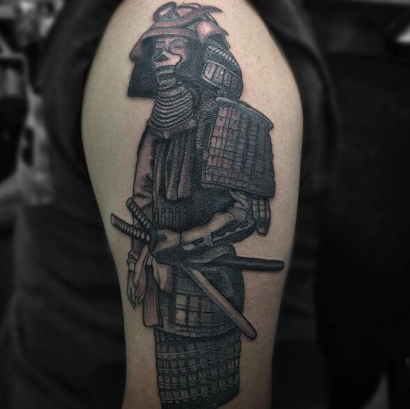 Tatuaje de samurái en el brazo 9