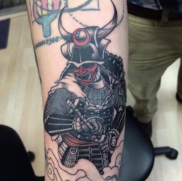 Tatuaje de samurái en el brazo 29
