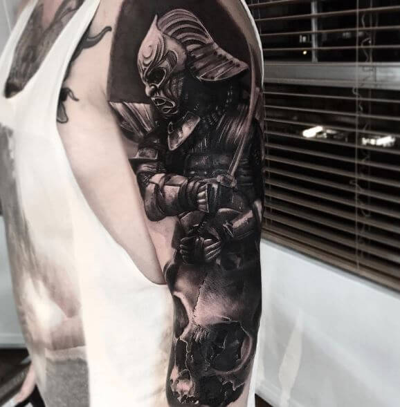 Tatuaje de samurái en el brazo 27