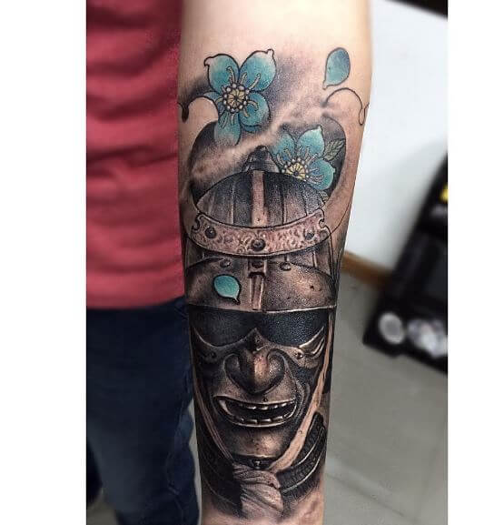 Tatuaje de samurái en el brazo 23