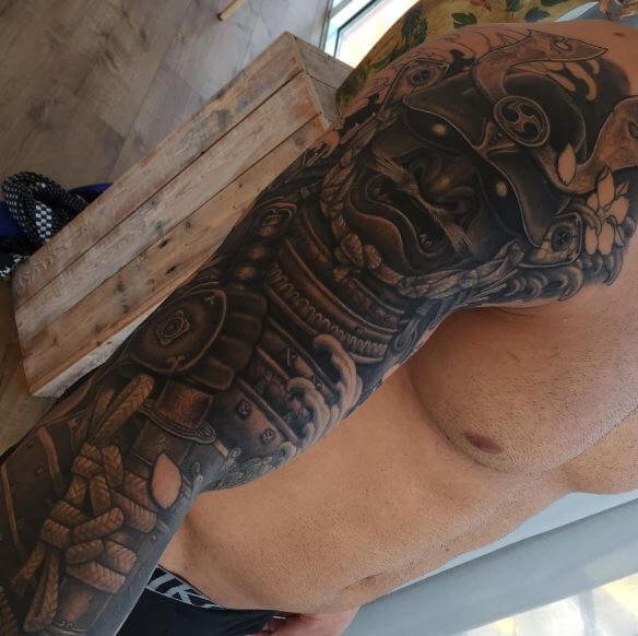 Tatuaje de samurái en el brazo