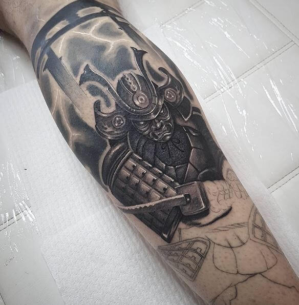 Tatuaje samurái en el brazo 31