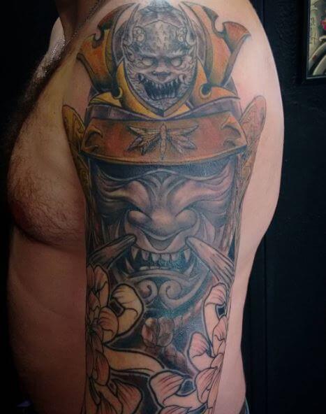 Tatuaje de samurái en el brazo 34