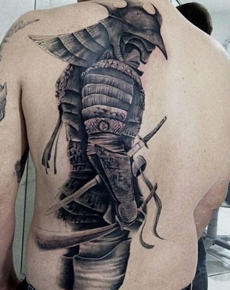 Tatuaje de samurái en la espalda 1