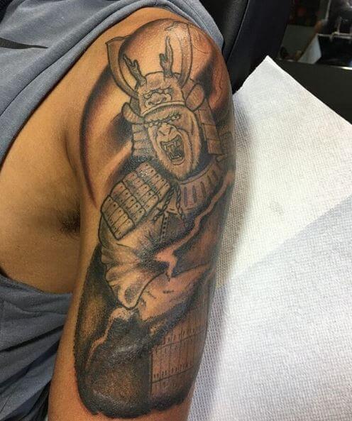 Tatuaje de samurái en el brazo 28