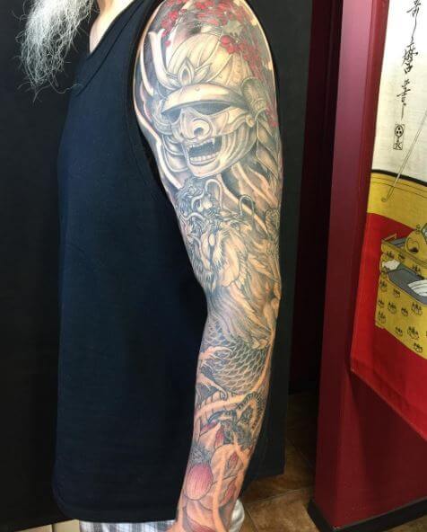 Tatuaje de samurái en el brazo 32