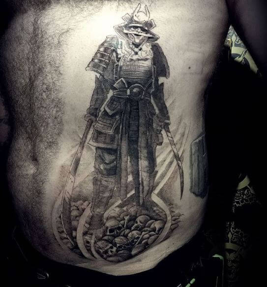 Tatuaje samurái en el cuerpo 3