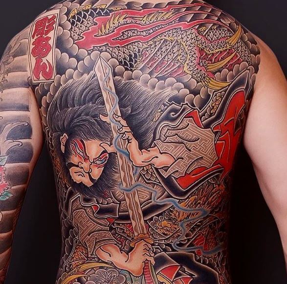 Tatuaje samurái en la espalda