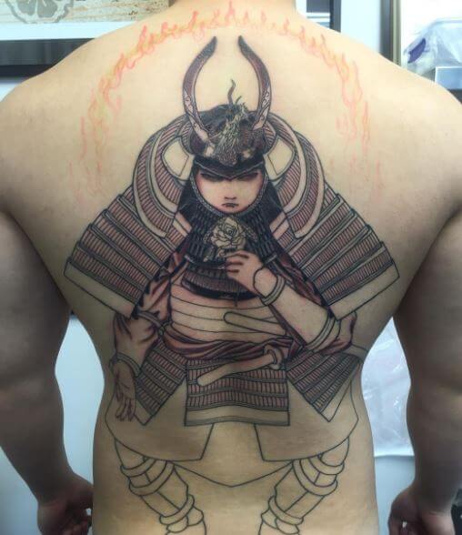 Tatuaje samurái en la espalda 6